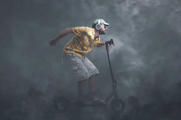 Cool Hombre Montando Scooter Eléctrico Rodeado Contaminación Smog Concepto Daño — Foto de Stock