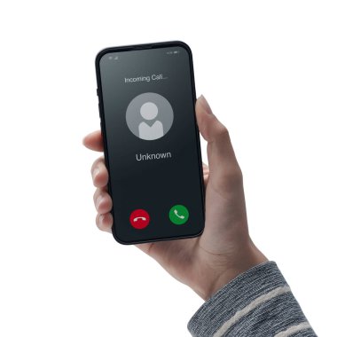 Bilinmeyen bir numaradan, beyaz arka planda izole edilmiş akıllı telefonuyla aranan bir kadın.