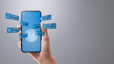 Akıllı telefonunu tutan ve artırılmış gerçeklik navigasyon uygulaması kullanan bir kadın.