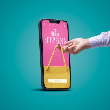 Akıllı telefon ekranında alışveriş çantası tutan bir kadın, online alışveriş uygulaması.