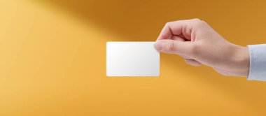 Beyaz bir kartvizit tutan bir kadın.