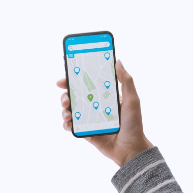 Akıllı telefonunda harita uygulaması, beyaz arka planda POV görüntüsü kullanan bir kadın.