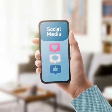 Akıllı telefonu olan ve sosyal medyayı çevrim içi kullanan bir kadın, arka planda evin içi, POV fotoğrafı.