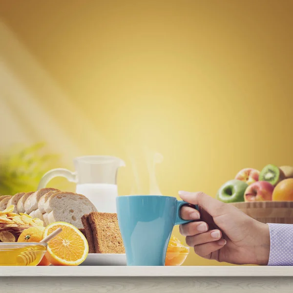 Kobieta Pyszne Zdrowe Śniadanie Domu Owocami Płatkami Zbożowymi Napojami — Zdjęcie stockowe