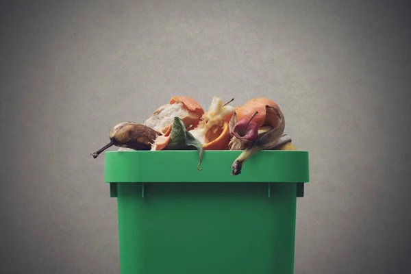 ゴミは有機性廃棄物 リサイクル 分別収集の概念に満ちています — ストック写真