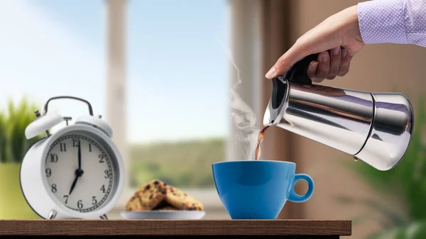 Frau Macht Kaffeepause Und Gießt Heißen Kaffee Eine Tasse — Stockfoto