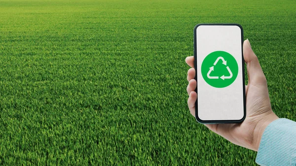 拥有智能手机的妇女 屏幕上有回收标志 技术和可持续性概念上有草坪 — 图库照片