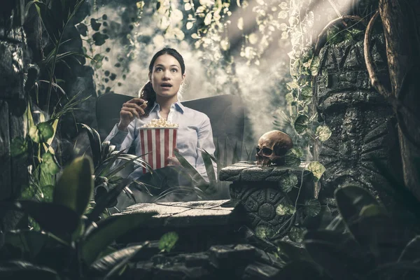 Mladá Žena Ponořující Filmový Zážitek Ona Obklopena Divokou Džunglí — Stock fotografie