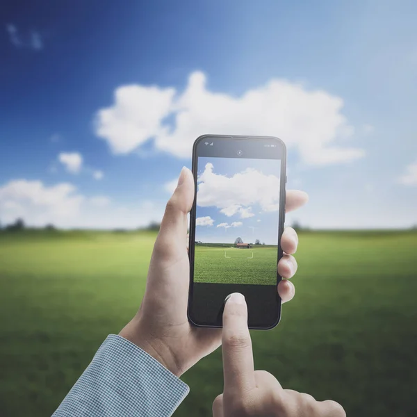 Mujer Sosteniendo Teléfono Inteligente Tomando Fotos Hierba Cielo Azul Campo —  Fotos de Stock