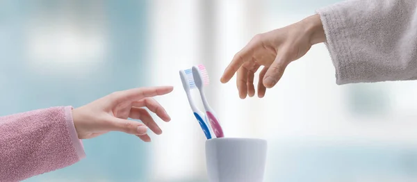 男男女女在浴室用牙刷刷牙 口腔卫生概念 — 图库照片