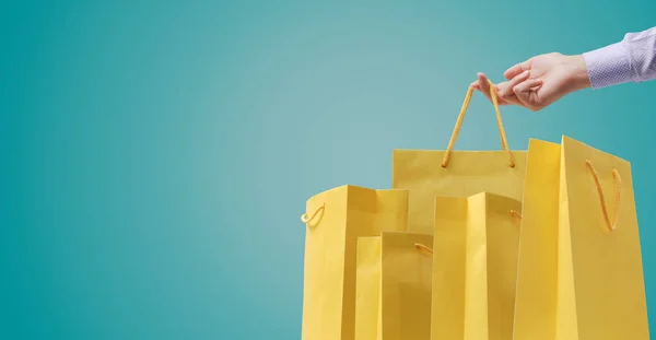 Verzameling Van Boodschappentassen Vrouwelijke Hand Met Een Tas Verkoop Winkelconcept — Stockfoto