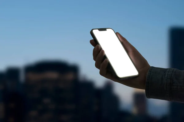 Mulher Usando Seu Smartphone Noite Skyline Cidade Fundo Tela Branco — Fotografia de Stock