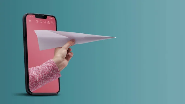 Hand Hält Papierflieger Smartphone Bildschirm Liefer Und Kommunikationskonzept Leerer Kopierraum — Stockfoto