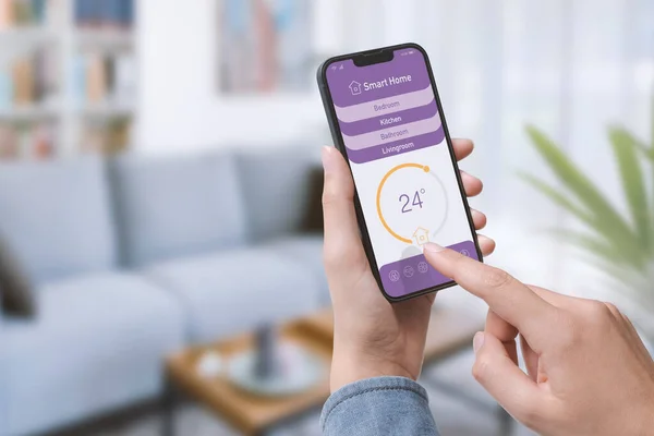 Femme Réglage Température Maison Utilisant Son Smartphone Concept Domotique Intelligente — Photo