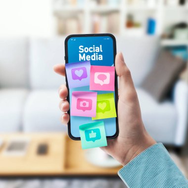 Sosyal medyaya bağlanan kadın: akıllı telefon ekranındaki simgelerle yapışkan notlar, POV görüntüleri