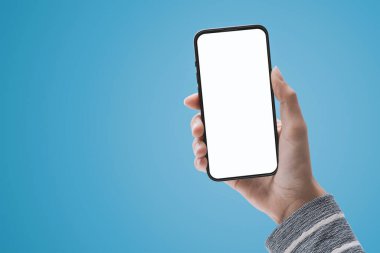 Beyaz ekran, teknoloji ve iletişim konsepti olan akıllı telefonu elinde tutan bir kadın.