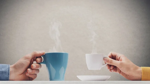 Paar Macht Während Der Arbeitszeit Pause Und Trinkt Gemeinsam Kaffee — Stockfoto