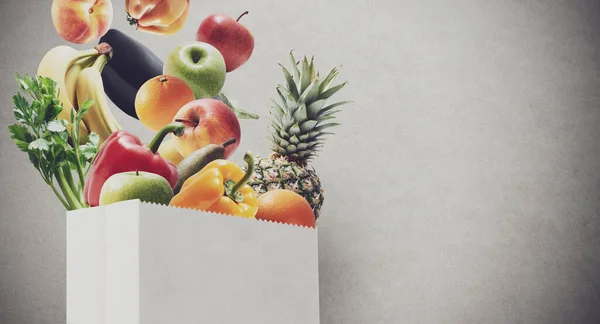 Verduras Frutas Orgánicas Frescas Cayendo Una Bolsa Comestibles Espacio Para — Foto de Stock