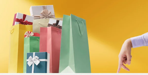 Regalos Bolsas Compras Dedos Caminantes Concepto Compras Celebraciones — Foto de Stock