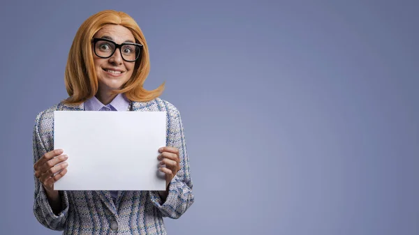 Lustige Geschäftsfrau Hält Ein Leeres Schild Mit Leerem Kopierraum Marketing — Stockfoto