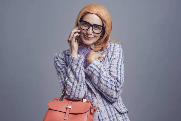 Divertida Mujer Moda Hablando Chismorreando Por Teléfono Ella Está Sonriendo —  Fotos de Stock