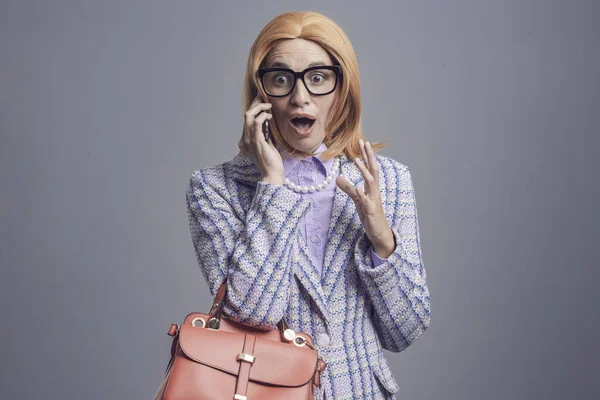 Lustige Modische Frau Spricht Und Tratscht Telefon Sie Erhält Schockierende — Stockfoto