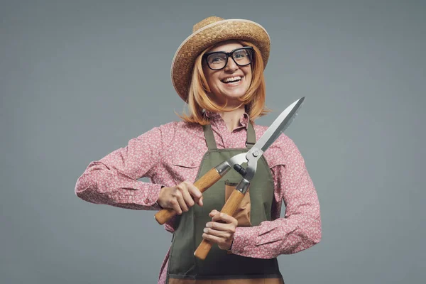 Selbstbewusst Lächelnde Frau Posiert Mit Heckenschere Garten Und Hobbykonzept — Stockfoto