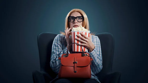 Vtipná Vystrašená Žena Sledující Horor Pojídající Popcorn Film Koncepci Zábavy — Stock fotografie
