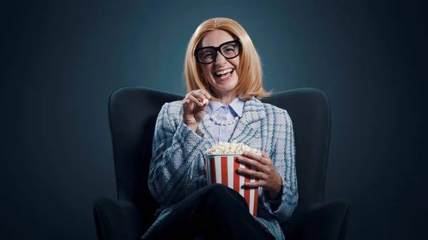 Wesoła Kobieta Kinie Ogląda Film Komediowy Śmieje Się Koncepcja Rozrywki — Zdjęcie stockowe