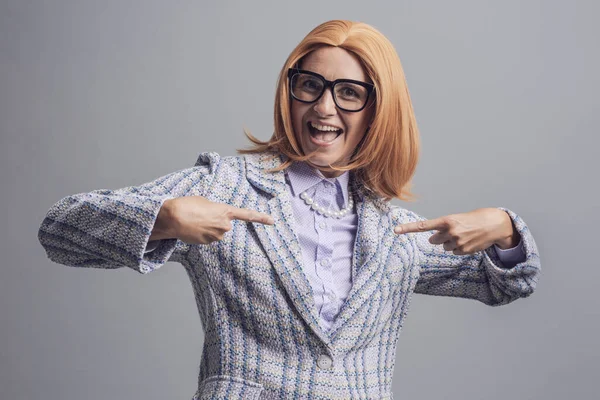 Confiada Mujer Negocios Sonriente Apuntándose Misma Mirando Cámara — Foto de Stock