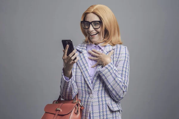 Emocionada Mujer Alegre Recibiendo Una Sorpresa Teléfono Inteligente Ella Feliz — Foto de Stock