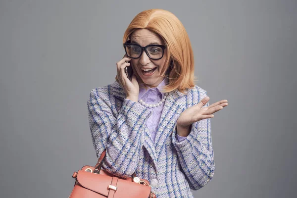 Komik Modaya Uygun Bir Kadın Telefonda Konuşuyor Dedikodu Yapıyor Gülümsüyor — Stok fotoğraf