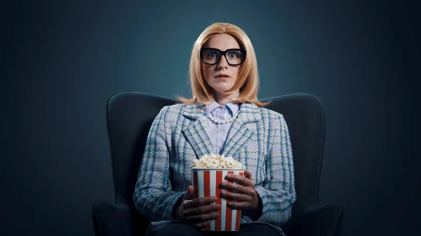 재미있는 여자가 긴장감 영화를 영화관에서 팝콘을 먹으면서 — 스톡 사진