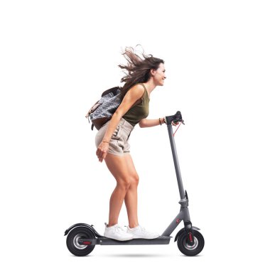 Sırt çantalı, çevre dostu elektrikli scooter kullanan, beyaz arka planda izole edilmiş gülümseyen bir öğrenci.