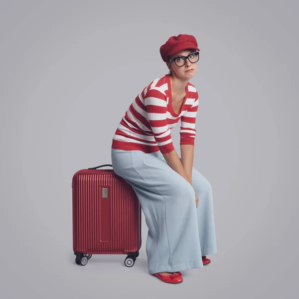 Hüzünlü Gezgin Kadın Bavulunda Oturuyor Bekliyor Seyahat Turizm Konsepti — Stok fotoğraf