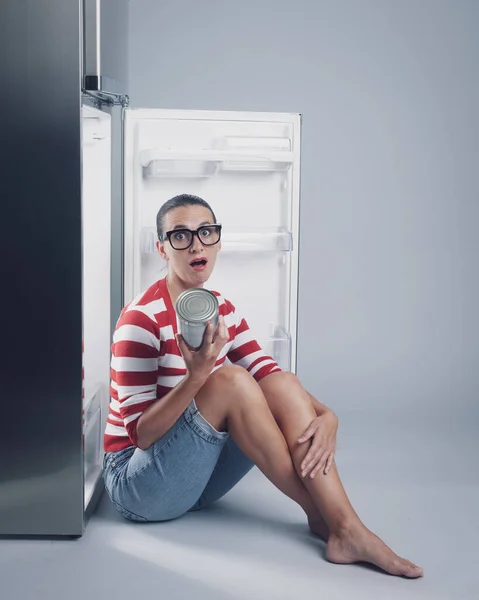 Mulher Com Fome Triste Lado Uma Geladeira Aberta Ela Está — Fotografia de Stock