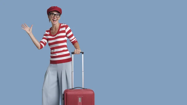 Ευτυχισμένη Γυναίκα Ταξιδιώτισσα Αποσκευές Χαμογελά Και Χαιρετά Την Κάμερα Ταξίδια — Φωτογραφία Αρχείου