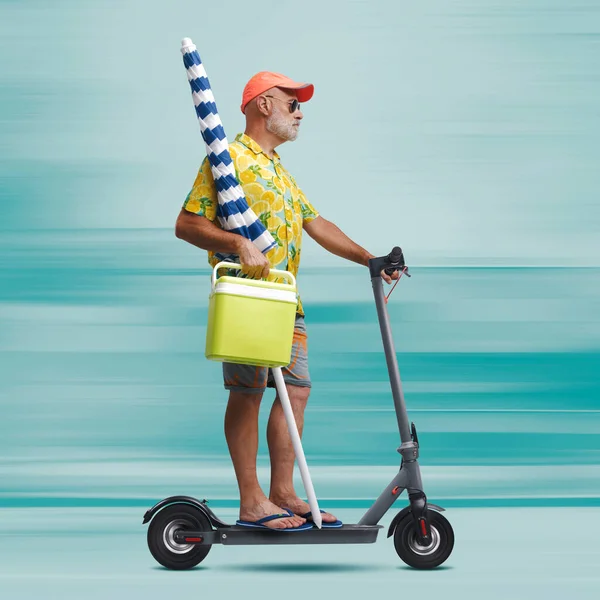 Divertido Turista Senior Sosteniendo Paraguas Playa Montando Scooter Eléctrico Rápido —  Fotos de Stock