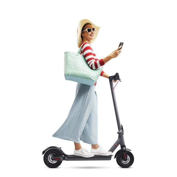 Donna Felice Cavalcando Scooter Chattando Con Suo Smartphone Isolato Sfondo — Foto Stock