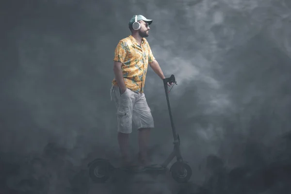 Homem Legal Montando Scooter Elétrico Cercado Por Poluição Smog Conceito — Fotografia de Stock