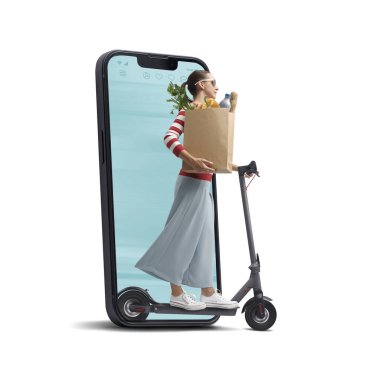 Elinde alışveriş poşeti olan ve elektrikli scooter kullanan bir kadın akıllı telefon ekranından çıkıyor. İnternetten alışveriş konsepti.