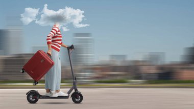 Kafası bir bulutun içinde, elektrikli scooter kullanan, dikkati dağılmış ve izole edilmiş bir kadın.