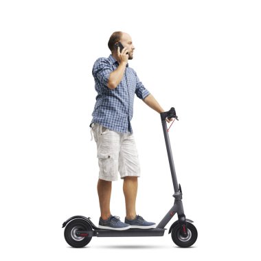 Akıllı telefonuyla telefonla konuşan ve elektrikli scooter kullanan beyaz arka planlı bir adam.