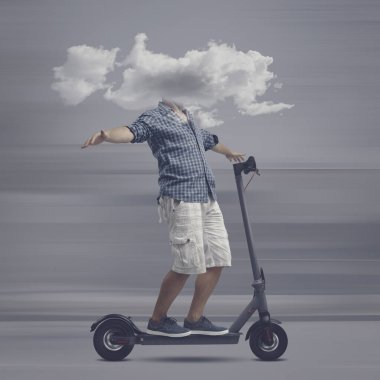 Kafası bulutlu bir adam elektrikli scooter kullanıyor. Eller serbest, yalnızlık ve hayal gücü kavramı yok.