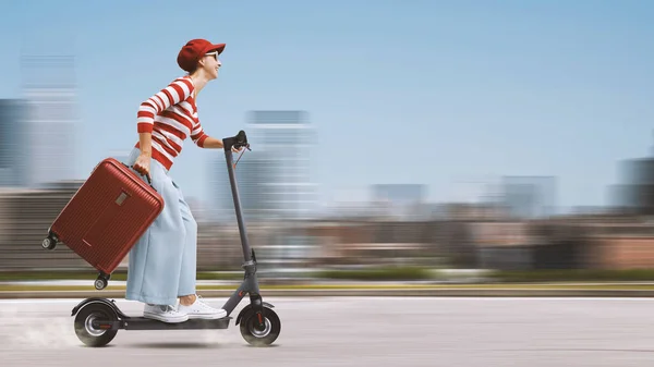 Moda Turisti Elektrikli Scooterıyla Seyahat Ediyor Sürdürülebilir Hareketlilik Kavramı — Stok fotoğraf