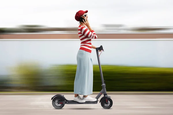 Genç Mutlu Bir Kadın Elektrikli Scooter Kullanıyor Akıllı Telefonuyla Telefon — Stok fotoğraf