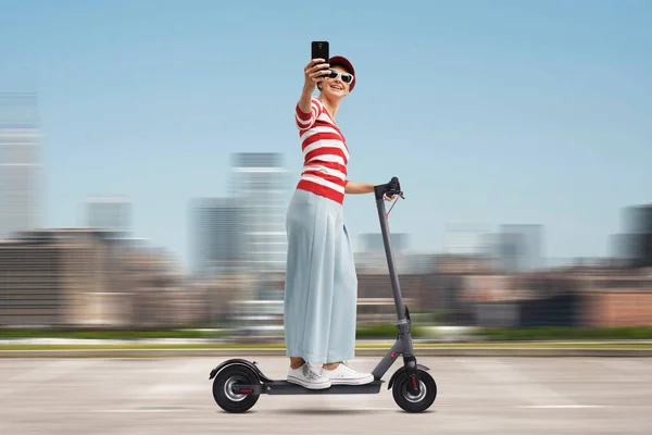 Mujer Distraída Montando Scooter Eléctrico Calle Usando Teléfono Inteligente — Foto de Stock