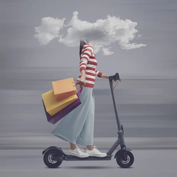 Mujer Con Cabeza Una Nube Sosteniendo Bolsas Compras Montando Scooter — Foto de Stock