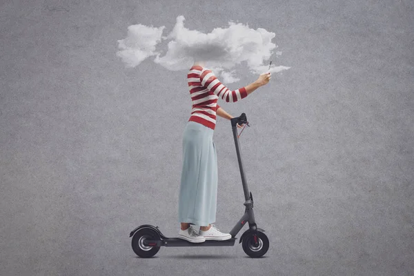 Frau Mit Kopf Einer Wolke Auf Einem Roller Und Smartphone — Stockfoto