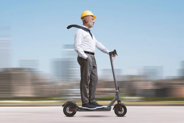 Profesyonel Mühendis Mimar Güvenlik Kaskı Takıyor Elektrikli Scooter Kullanıyor Arka — Stok fotoğraf